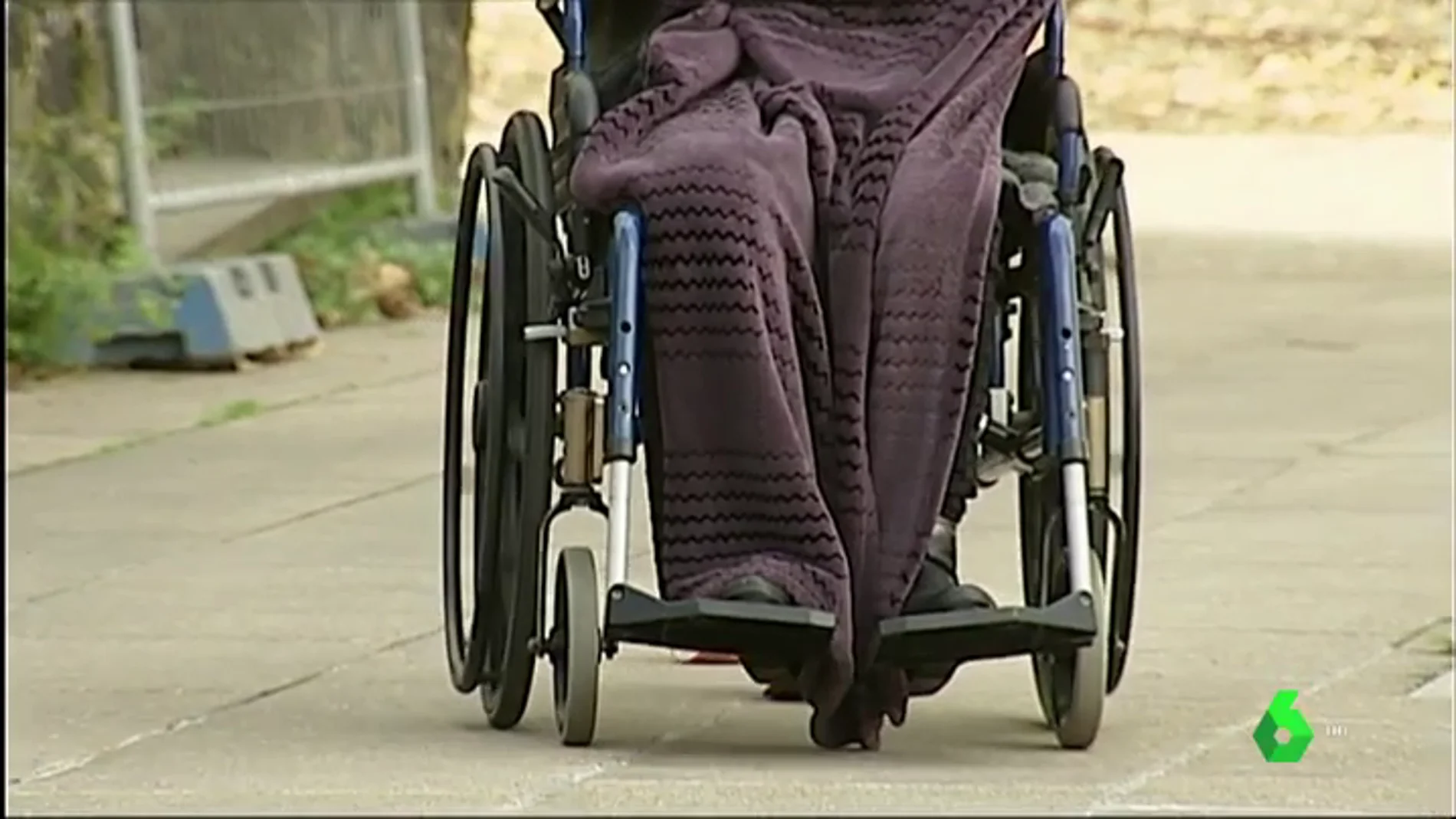 Imagen de una persona en silla de ruedas