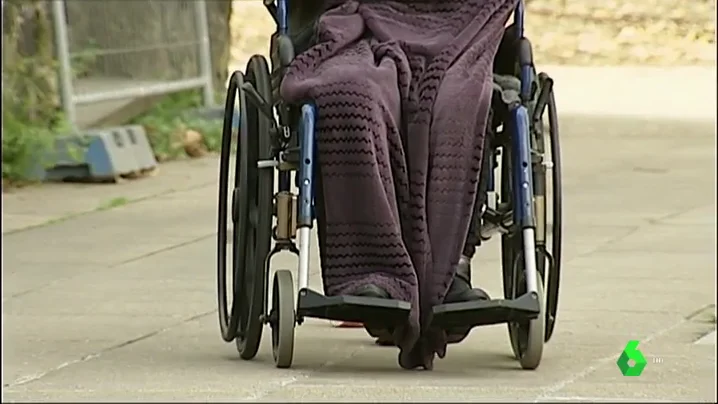 Imagen de una persona en silla de ruedas Imagen de una persona en silla de ruedas