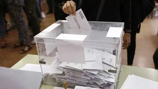 Urnas de las elecciones Urnas de las elecciones catalanas llenas de papeletas