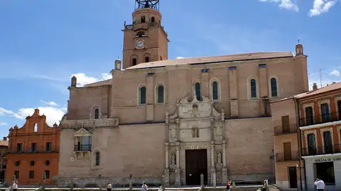 Torre y Colegiata de San Antón Torre y Colegiata de San Antón