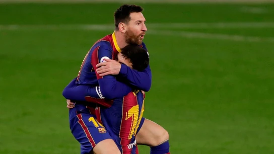 Messi se abraza a Pedri Messi se abraza a Pedri