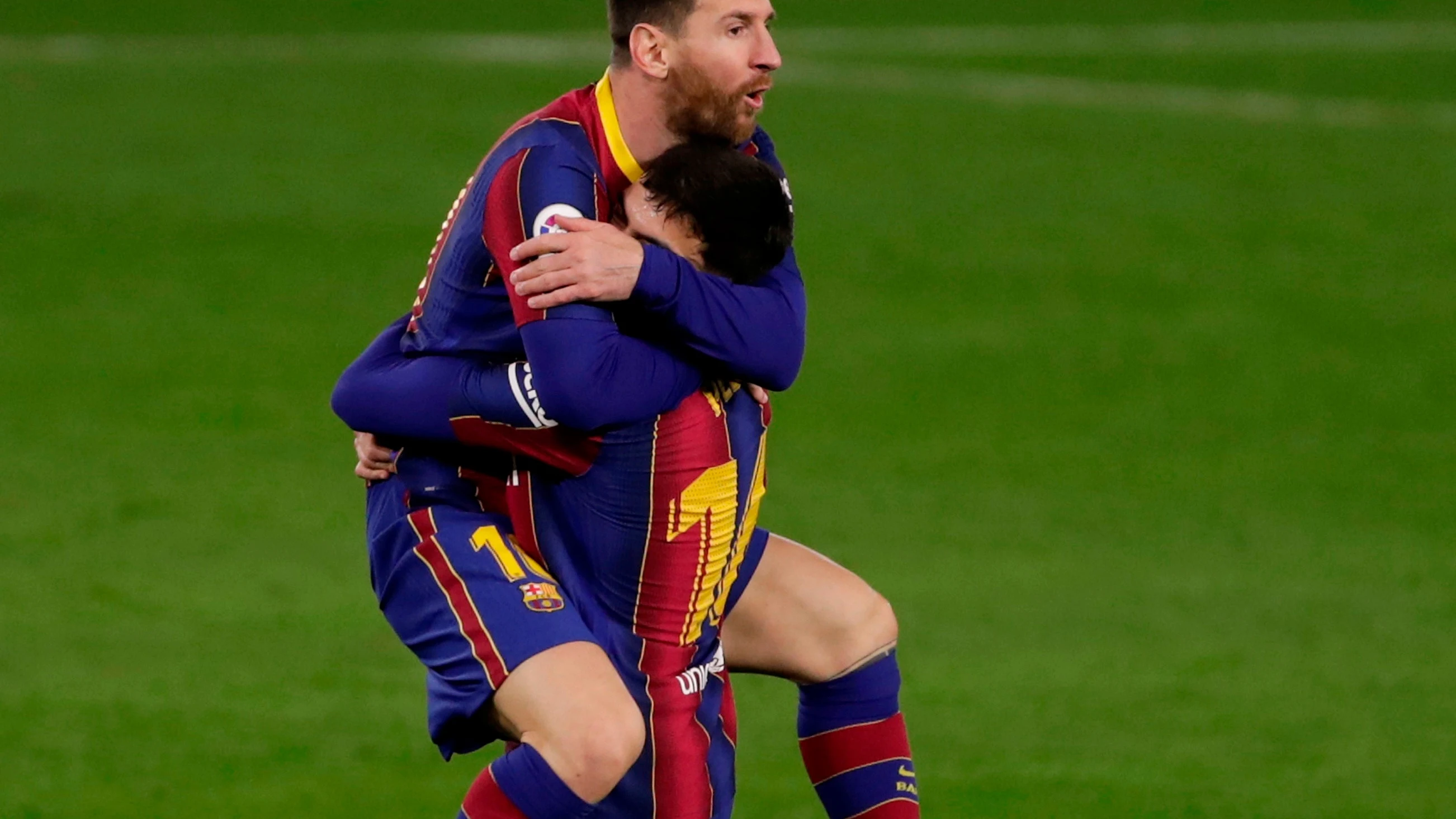 Messi se abraza a Pedri