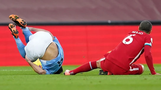 Thiago realiza una entrada sobre Gundogan Thiago realiza una entrada sobre Gundogan