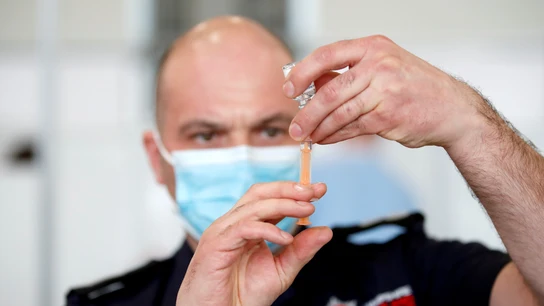 Un hombre manipula la vacuna de AstraZeneca contra el coronavirus Un hombre manipula la vacuna de AstraZeneca contra el coronavirus