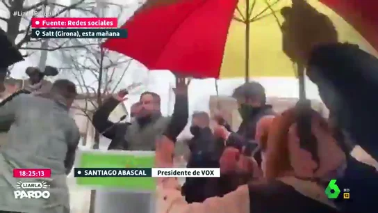 Nuevo lanzamiento de piedras y objetos contra Abascal y otros líderes de Vox en Girona y Tarragona: "No son unas elecciones libres y democráticas" Nuevo lanzamiento de piedras y objetos contra Abascal y otros líderes de Vox en Girona y Tarragona: "No son unas elecciones libres y democráticas"