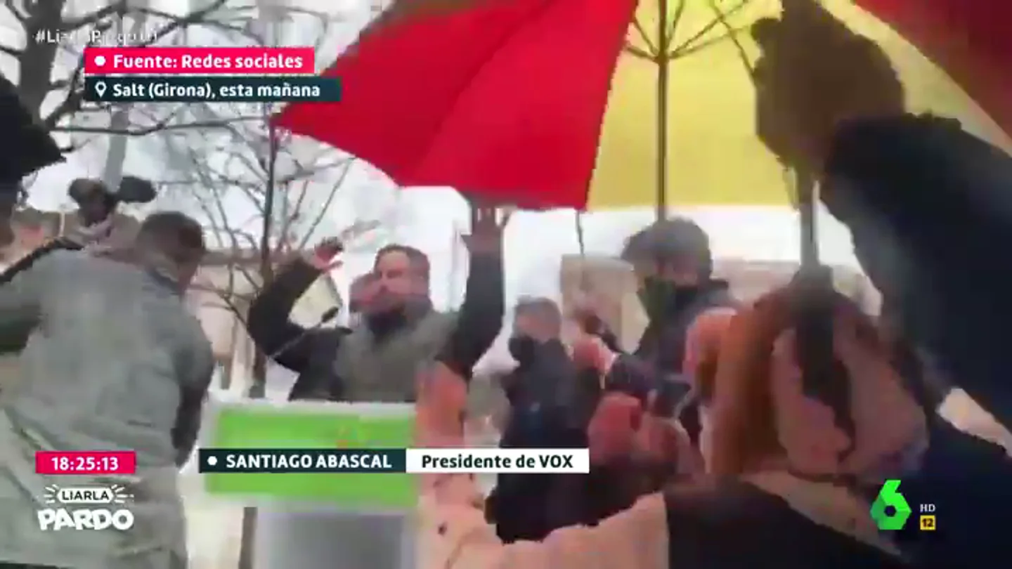Nuevo lanzamiento de piedras y objetos contra Abascal y otros líderes de Vox en Girona y Tarragona: "No son unas elecciones libres y democráticas" Nuevo lanzamiento de piedras y objetos contra Abascal y otros líderes de Vox en Girona y Tarragona: "No son unas elecciones libres y democráticas"