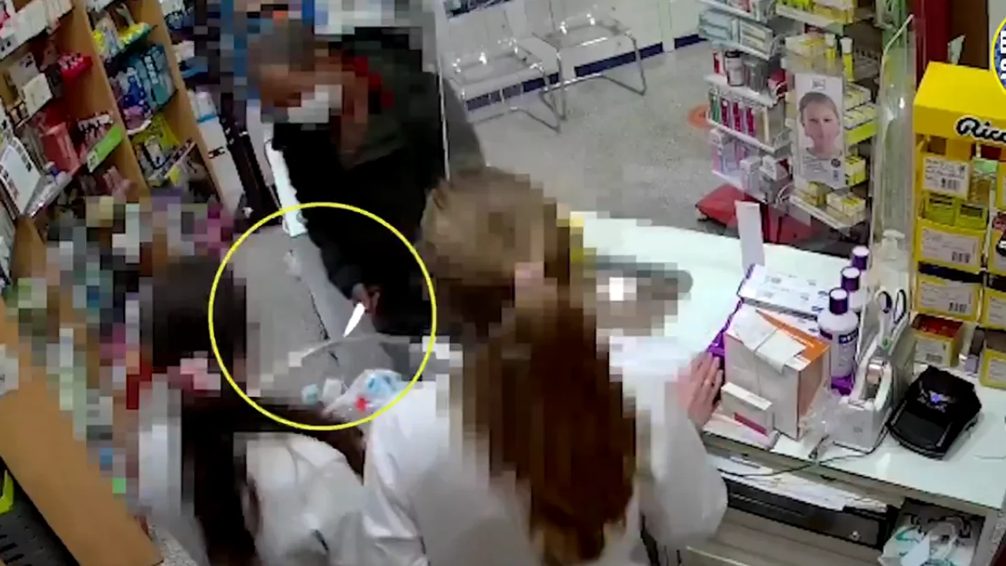 Un atracador amenaza a dos sanitarias con un cuchillo en una farmacia Un atracador amenaza a dos sanitarias con un cuchillo en una farmacia