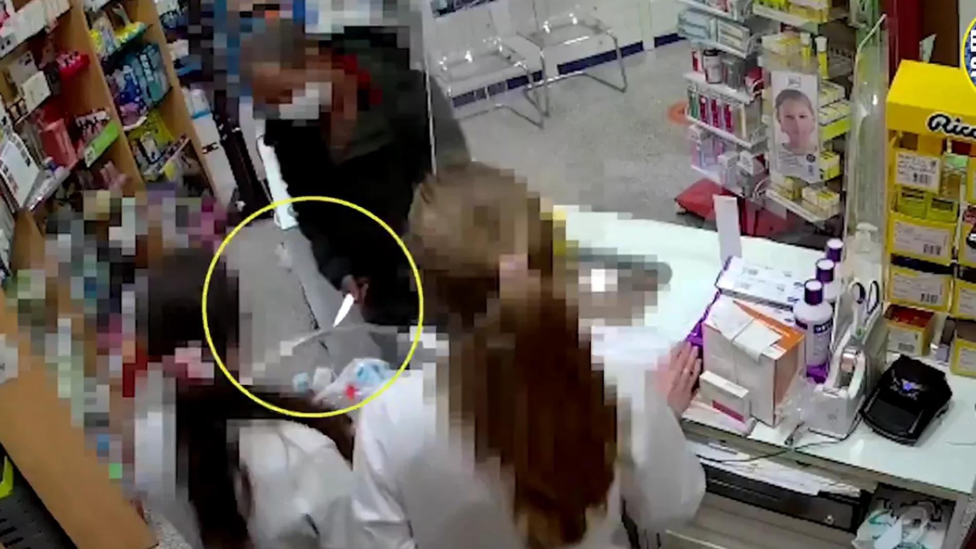 Un atracador amenaza a dos sanitarias con un cuchillo en una farmacia