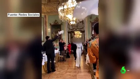 Una boda en el Casino de Madrid sin mascarillas ni distancia social desata la polémica en las redes Una boda en el Casino de Madrid sin mascarillas ni distancia social desata la polémica en las redes