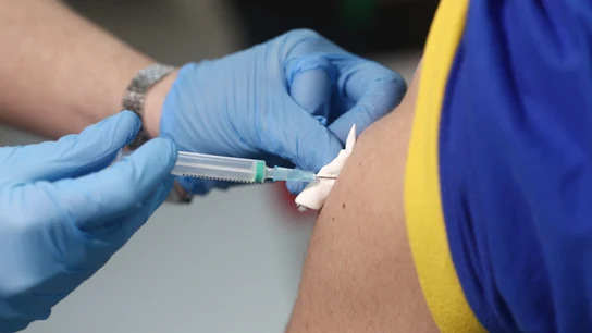 Un enfermero vacuna a un trabajador Vacuna coronavirus