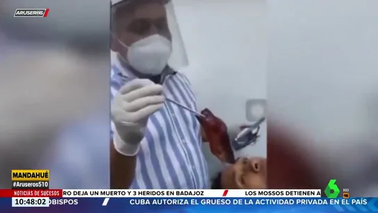 El momento en el que extraen un pez vivo de la garganta de un pescador El momento en el que extraen un pez vivo de la garganta de un pescador