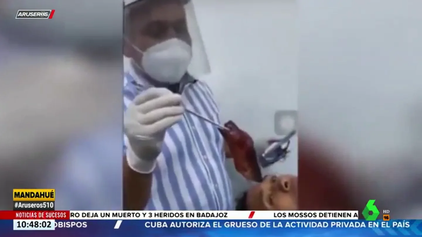 El momento en el que extraen un pez vivo de la garganta de un pescador El momento en el que extraen un pez vivo de la garganta de un pescador