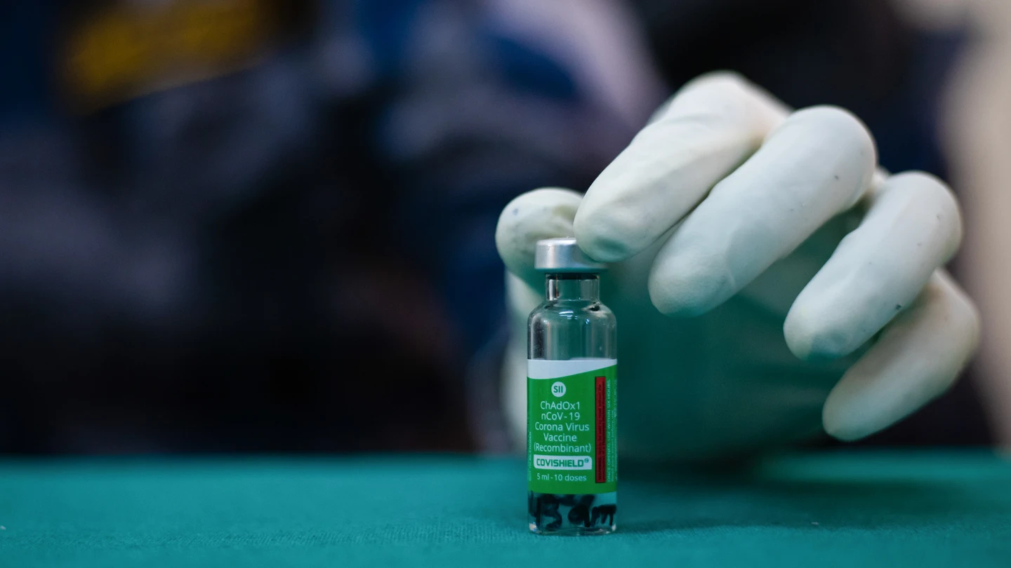 Un sanitario utiliza la vacuna de AstraZeneca en Nepal Vacuna AstraZeneca