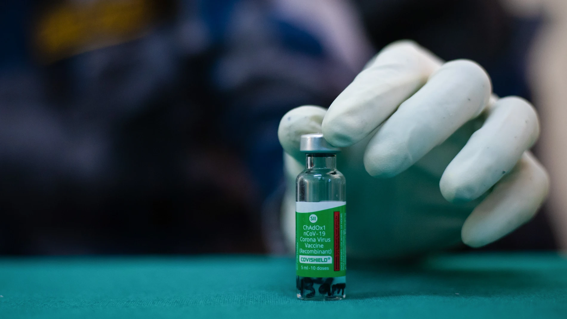 Un sanitario utiliza la vacuna de AstraZeneca en Nepal