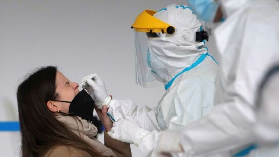 Un sanitario realiza una PCR a una joven