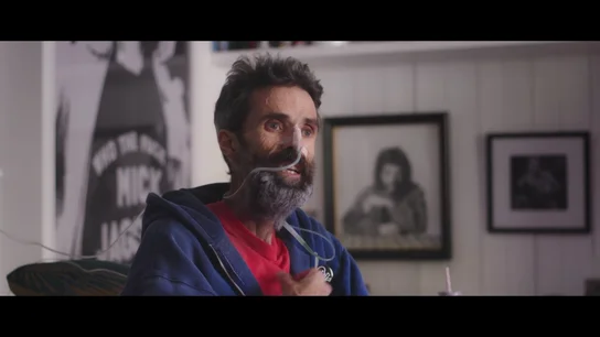 Pau Donés, sobre las relaciones: "No creo en la pareja porque es el cementerio del amor, pero la madre de mi hija es mi familia" Pau Donés, sobre las relaciones: "No creo en la pareja porque es el cementerio del amor, pero la madre de mi hija es mi familia"
