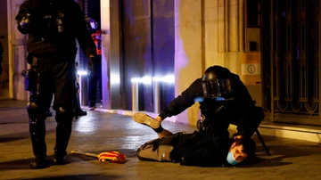 Agentes detienen a una persona que participó en la manifestación en defensa de Pablo Hasél en Barcelona