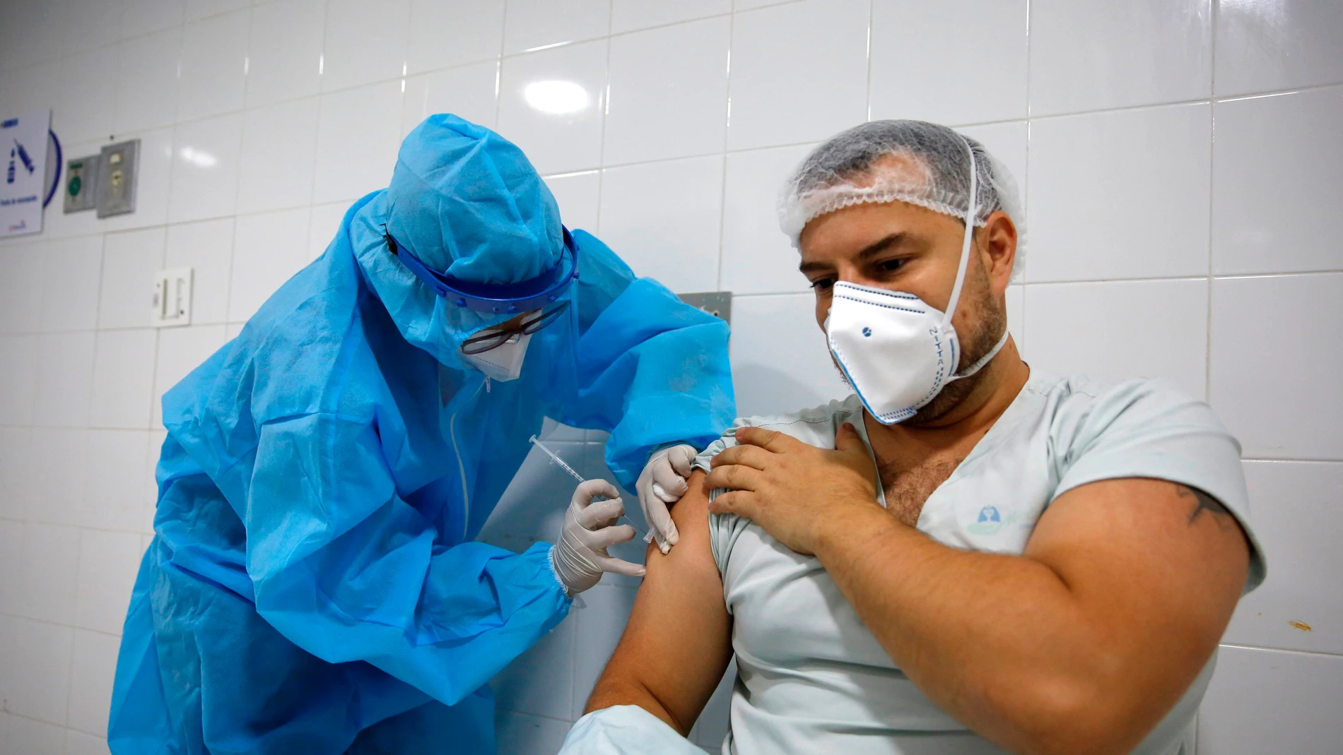 Un sanitario recibe la vacuna contra la COVID-19