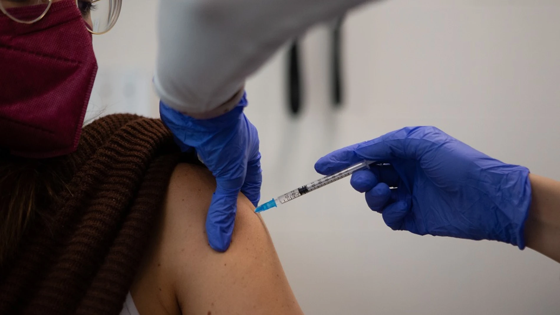 Una enfermera pone una vacuna en el CAP Montenegre de Barcelona