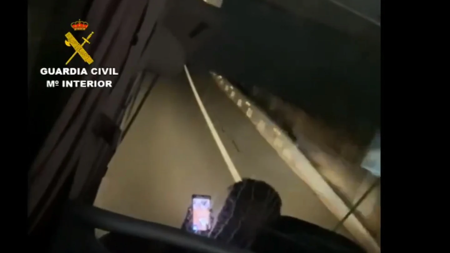 Imagen de un conductor de autobús que participó en una videoconferencia mientras conducía Imagen de un conductor de autobús que participó en una videoconferencia mientras conducía