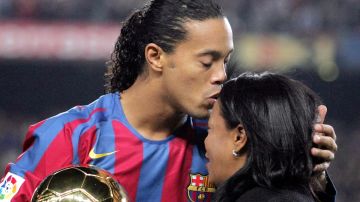 Ronaldinho, junto a su madre