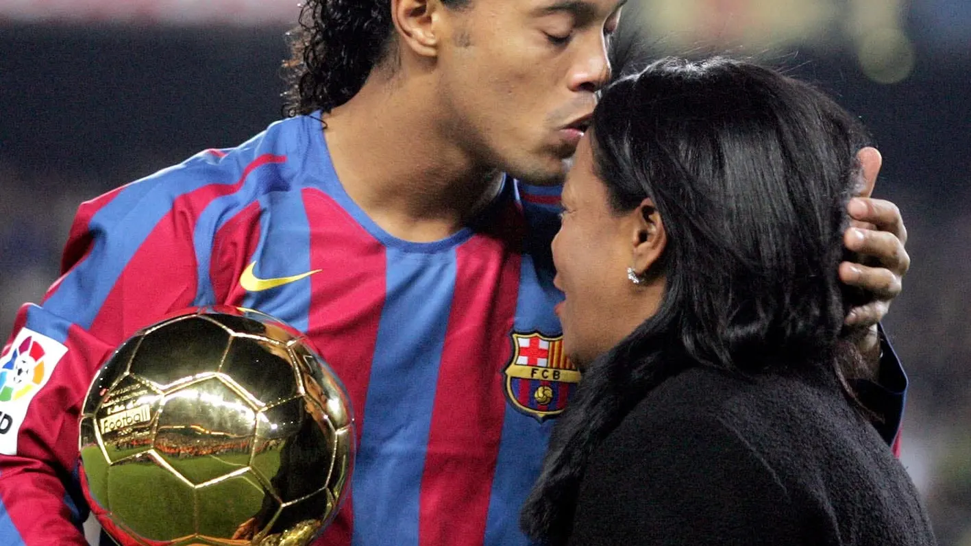 Ronaldinho, junto a su madre