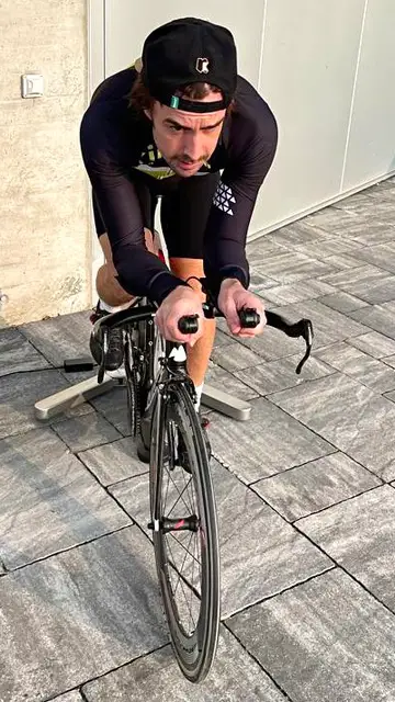 Fernando Alonso vuelve a subirse a una bicicleta tras su accidente Fernando Alonso vuelve a subirse a una bicicleta tras su atropello en Lugano: "Seguimos"
