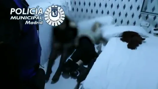 Imágenes emitidas por la Policía en las que se ve a dos jóvenes escondidas bajo los colchones Fiesta ilegal coronavirus