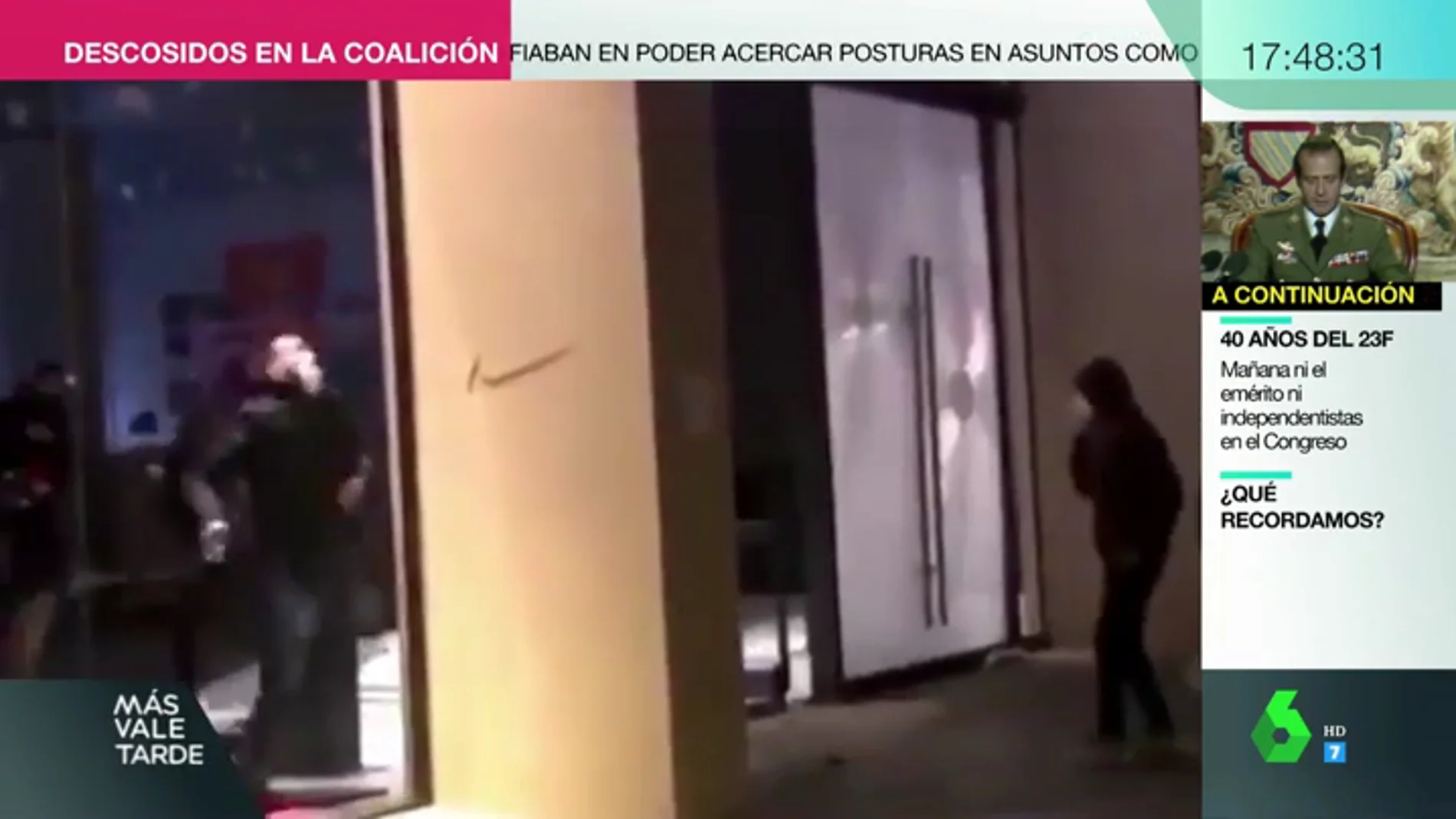 Un manifestante de Barcelona se choca contra un cristal tras asaltar una tienda y se vuelve viral