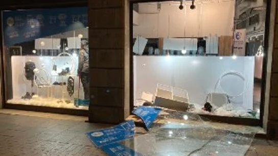 Imagen de una tienda de Barcelona tras los saqueos Barcelona protestas Pablo Hasél