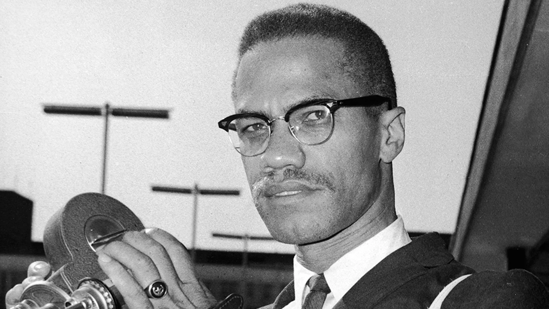 Retrato del activista político estadounidense y líder radical de derechos civiles Malcolm X, en 1964