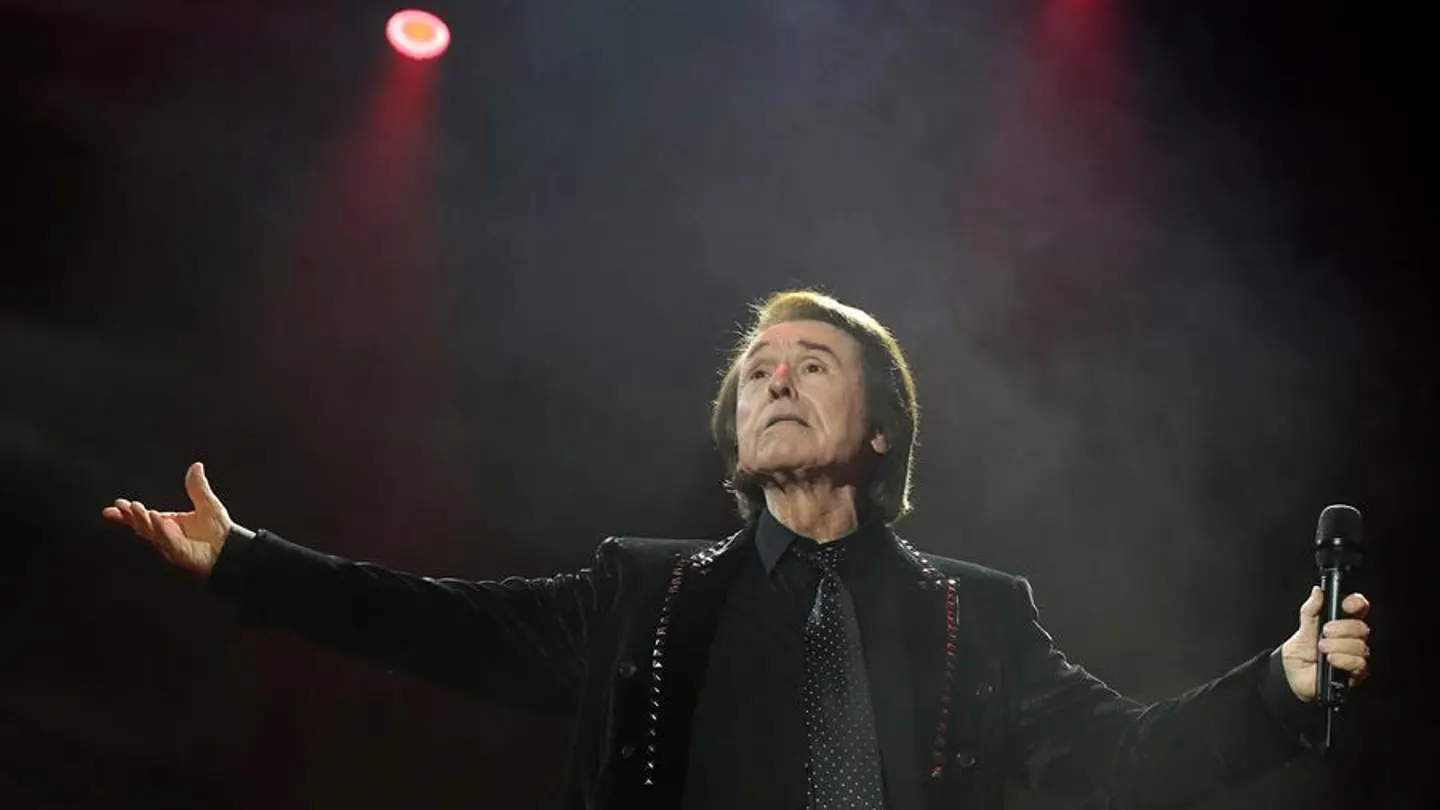 El cantante Raphael, durante un concierto el pasado diciembre. El cantante Raphael, durante un concierto el pasado diciembre.