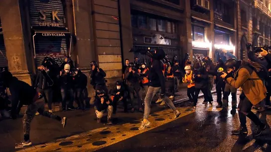 Manifestantes arrojan objetos durante a una nueva manifestación por la libertad de Pablo Hasel Manifestantes arrojan objetos durante a una nueva manifestación por la libertad de Pablo Hasel
