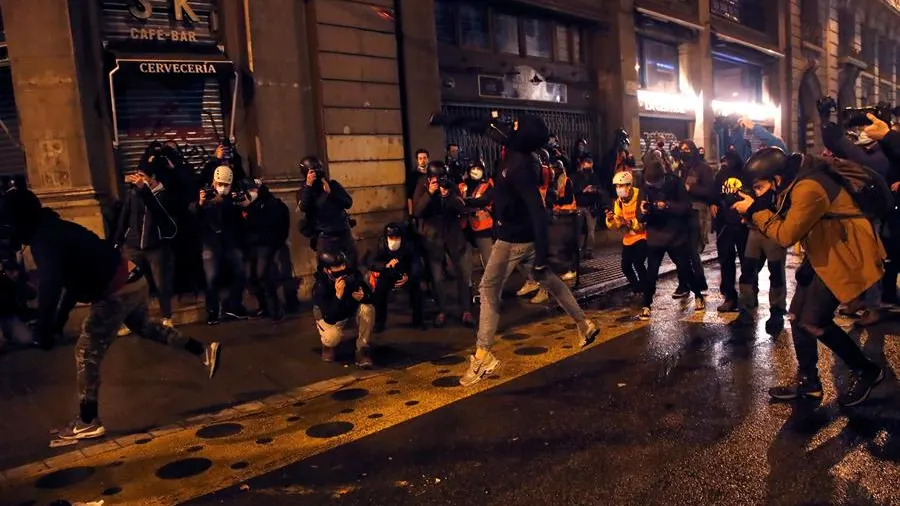  Manifestantes arrojan objetos durante a una nueva manifestación por la libertad de Pablo Hasel