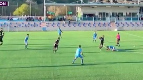 Zancadilla del &aacute;rbitro a un jugador 