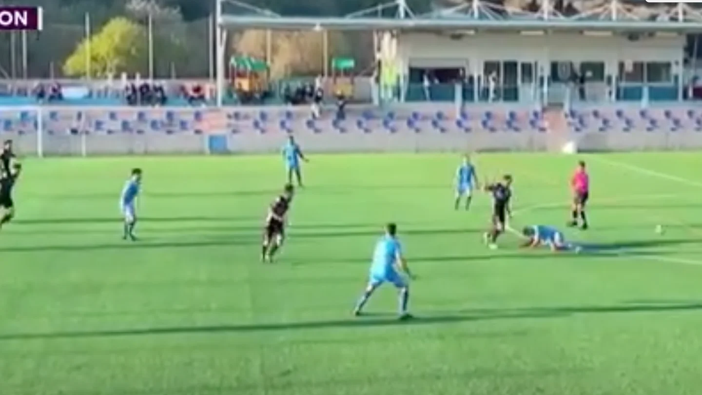 Zancadilla del árbitro a un jugador Zancadilla del árbitro a un jugador