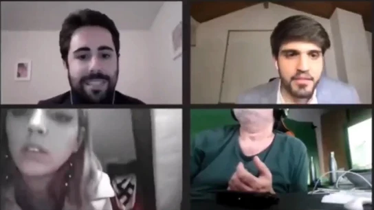 Captura del inicio de la entrevista en la que aparece la esvástica. Captura del inicio de la entrevista en la que aparece la esvástica.