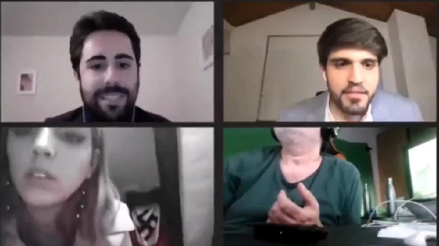 Captura del inicio de la entrevista en la que aparece la esvástica. Captura del inicio de la entrevista en la que aparece la esvástica.