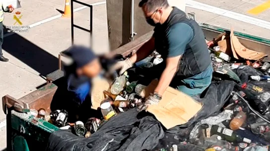La Guardia Civil ha auxiliado y rescatado en el Puerto de Melilla, a 41 personas que iban ocultas en las bateas, camiones, contenedores y vehículos articulados. Rescate inmigrante