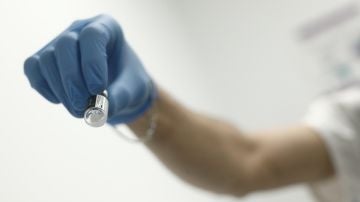 Un profesional sanitario sostiene una dosis de la vacuna contra la COVID-19 de Pfiezer en un Centro de Vacunación