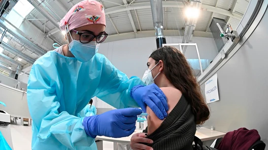 Una sanitaria pone la vacuna contra la covid-19 a una mujer en el hospital Isabel Zendal. Una sanitaria pone la vacuna contra la covid-19 a una mujer en el hospital Isabel Zendal.