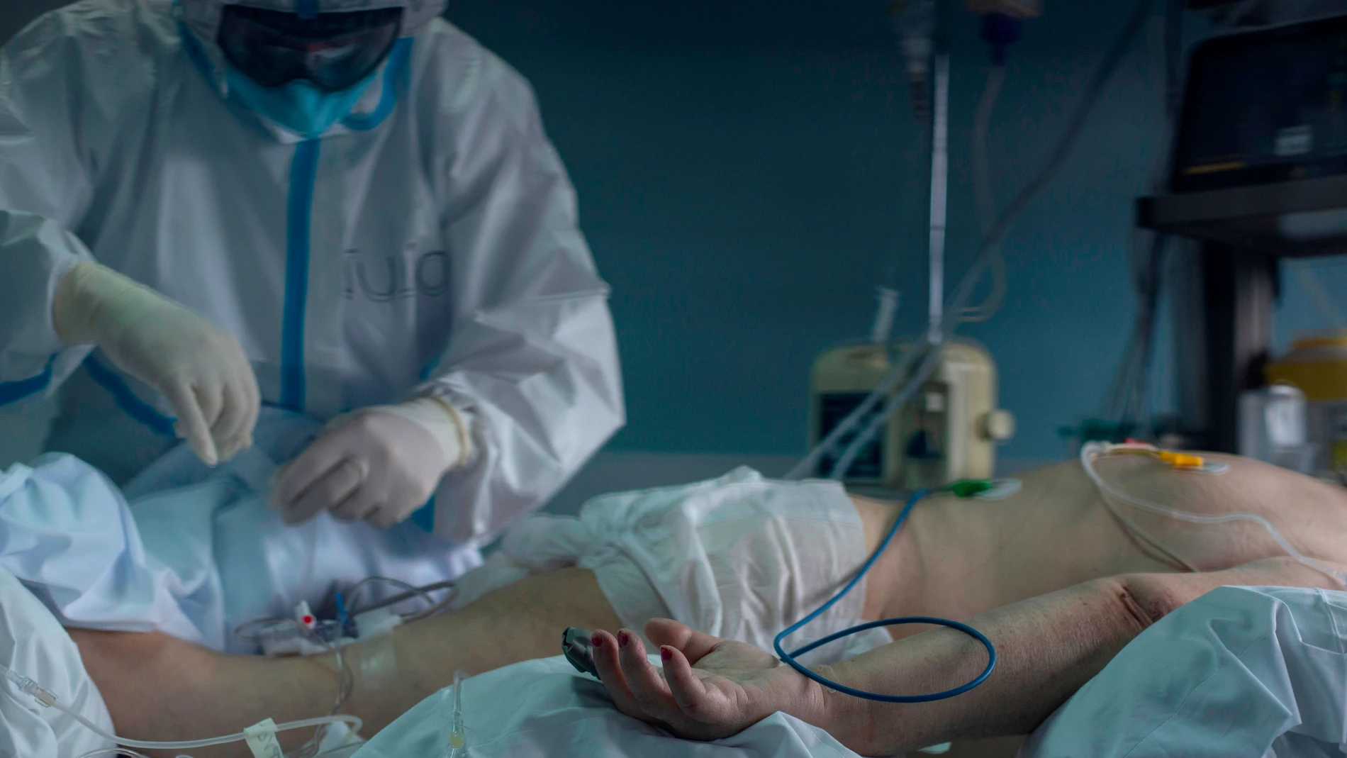 Un trabajador sanitario atiende a un paciente con coronavirus en la UCI del Hospital Cosaga de Ourense