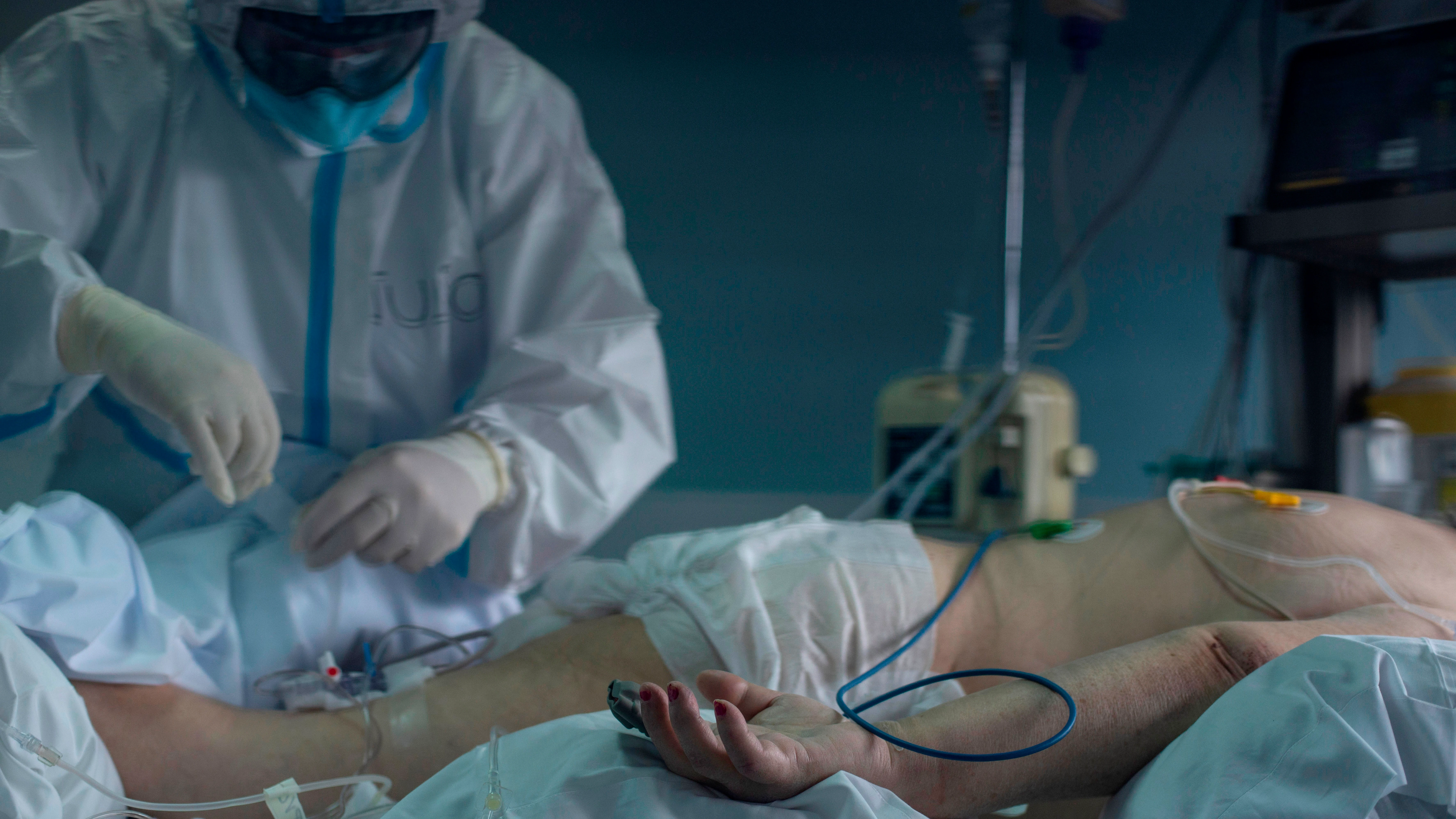 Un trabajador sanitario atiende a un paciente con coronavirus en la UCI del Hospital Cosaga de Ourense