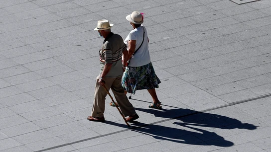 Pensionistas pasean por la ciudad de Bilbao. Pensionistas pasean por la ciudad de Bilbao.