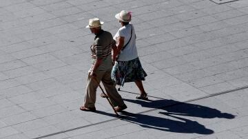 Pensionistas pasean por la ciudad de Bilbao.