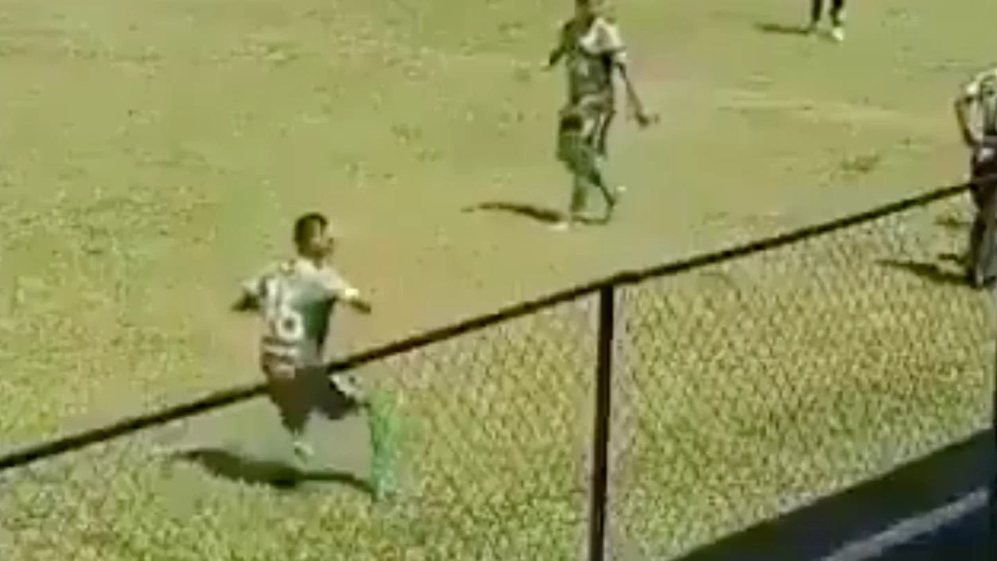 Jugador de Batanecos finge una agresión Jugador de Batanecos finge una agresión