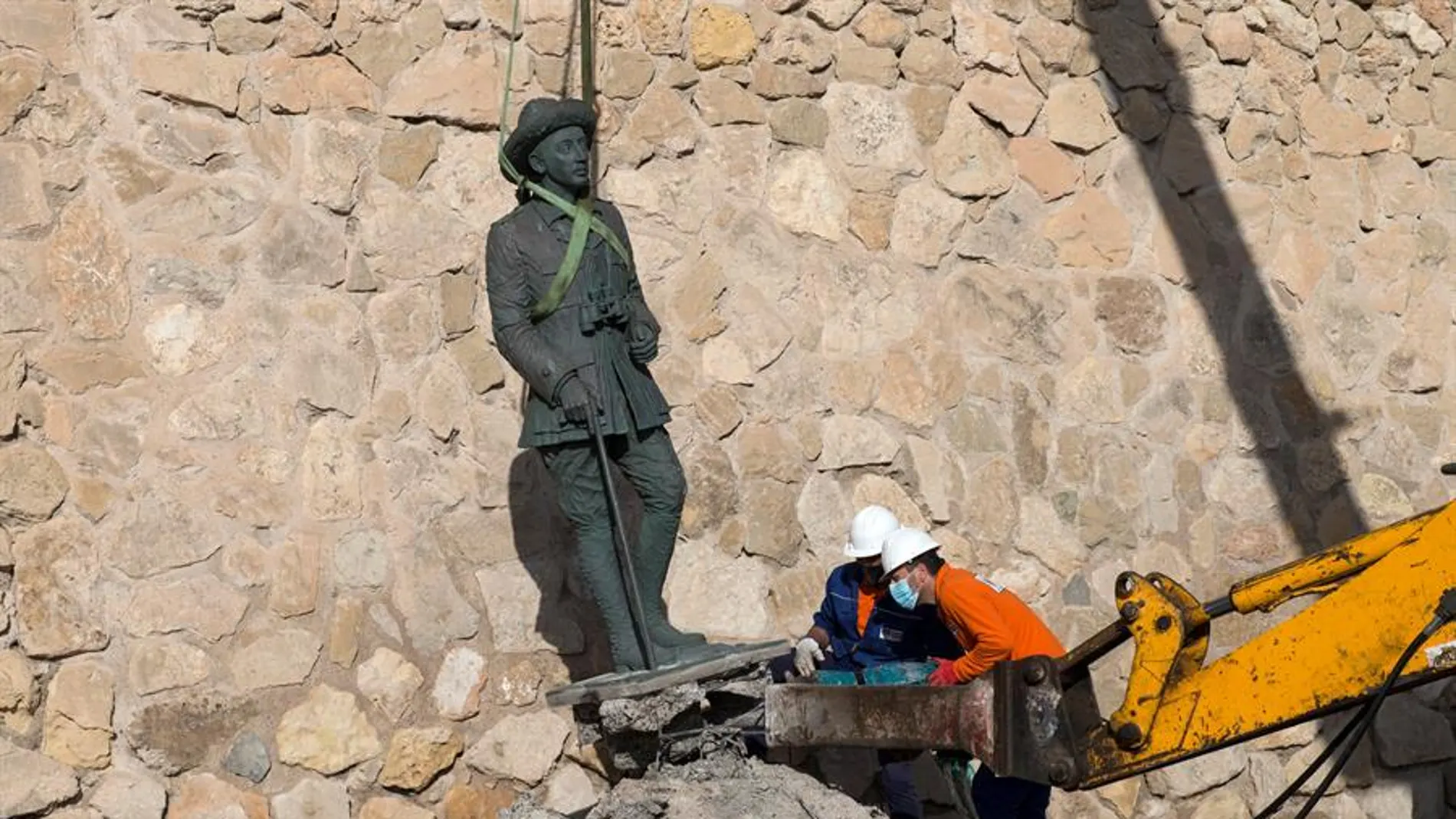 La Ciudad Autónoma de Melilla ha retirado a primera hora de la tarde de este martes la estatua de Franco.