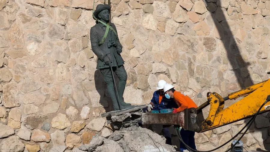 La Ciudad Autónoma de Melilla ha retirado a primera hora de la tarde de este martes la estatua de Franco.