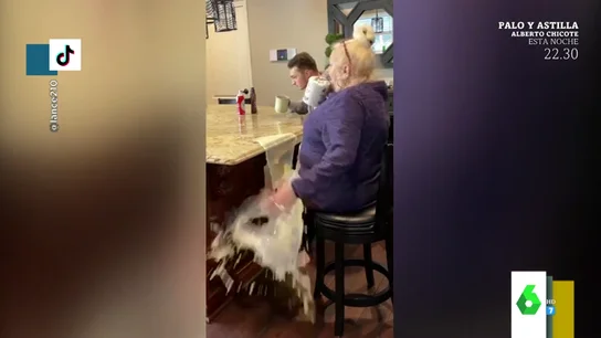 La pesada broma de un chico a su madre con una taza de café que no es lo que parece La pesada broma de un chico a su madre con una taza de café que no es lo que parece