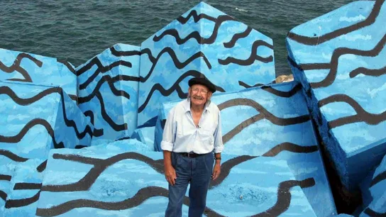 Agustín Ibarrola posa junto a 'Los Cubos' de Llanes (Asturias) en una imagen de archivo Agustín Ibarrola posa junto a 'Los Cubos' de Llanes (Asturias) en una imagen de archivo